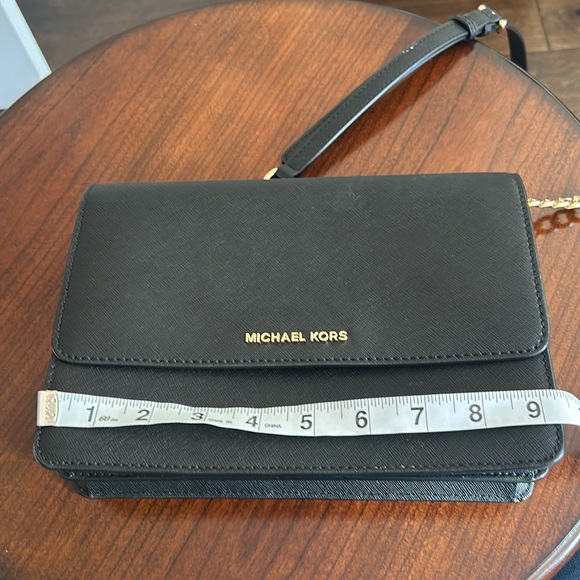 Michael Kors black purse with adjustabletable strap and gold chain. - Picture 9 of 9